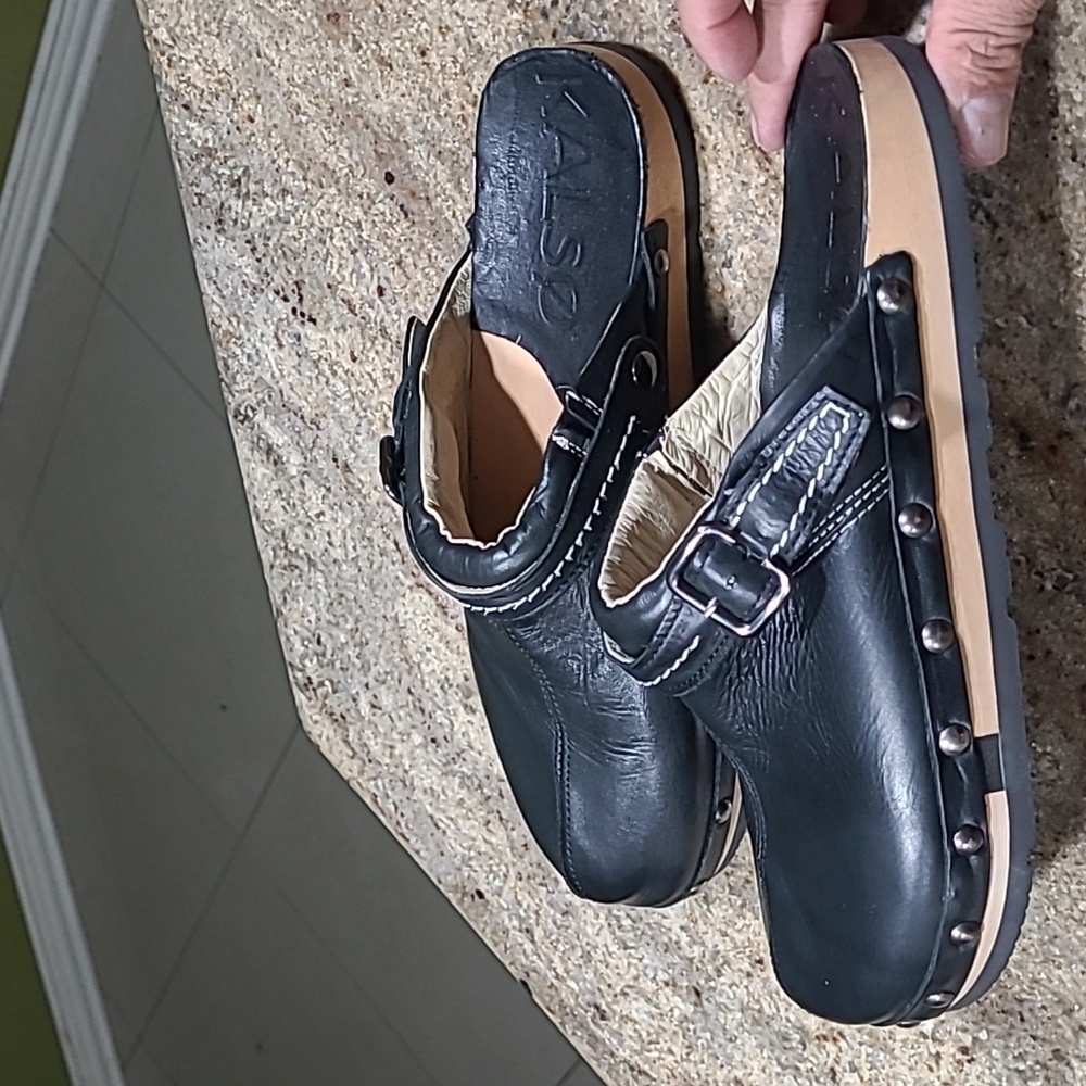 Earth Black Leather Clogs - Picture 4 of 12
